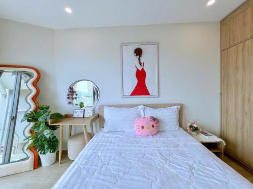 a bedroom with a bed with a pink pillow on it at PƠ Homestay THESONG Vũng Tàu in Vung Tau