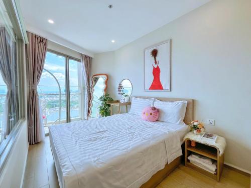 a bedroom with a bed with a pink pillow on it at PƠ Homestay THESONG Vũng Tàu in Vung Tau