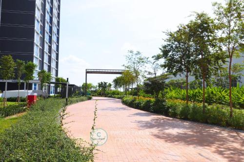 Zahrada ubytování Muji Design Homestay with Balcony and Nice Swimming Pool View at Cyberjaya by Cloud Host