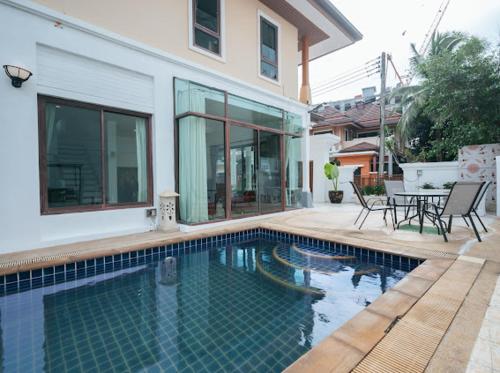 Swimmingpoolen hos eller tæt på Pool Villa Tambon Patong