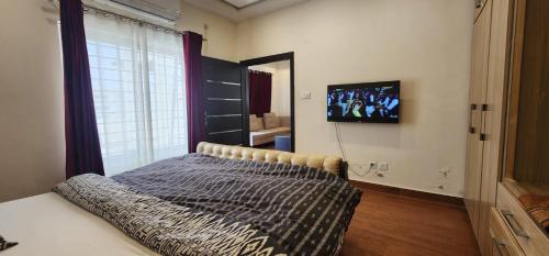 Televisyen dan/atau pusat hiburan di Haven Lodge Islamabad, 4BR vacation home, hot tub & mountain view