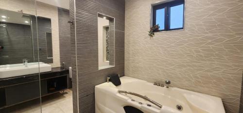 Bilik mandi di Haven Lodge Islamabad, 4BR vacation home, hot tub & mountain view