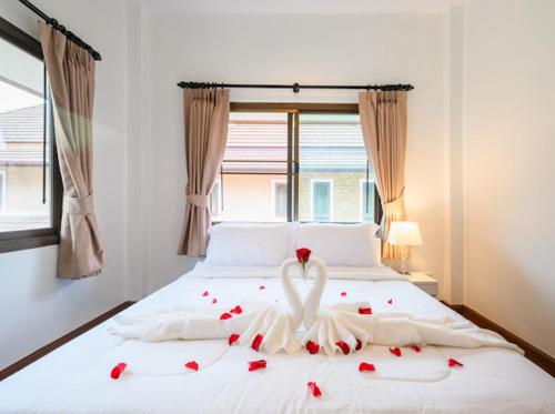 En eller flere senge i et værelse på Pool Villa Tambon Patong