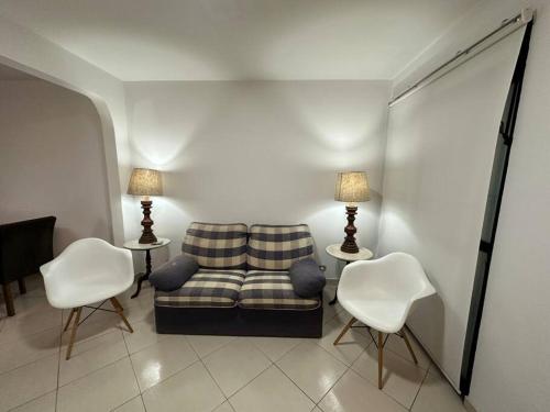 a living room with a couch and two chairs at Casa Vl Mariana-Próx SP Expo-com garagem in Sao Paulo
