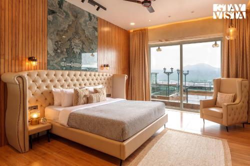 Posezení v ubytování StayVista at La Belleza with Infinity Pool & Lake View Alfresco Dining