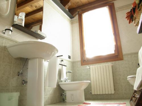 Bilik mandi di Residence Meuble' Cortina