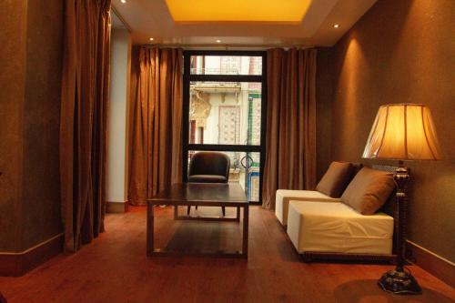 a living room with a couch and a table and a window at Hotel de Turistas Iquitos in Iquitos