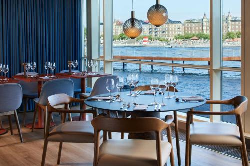 Výhled na řeku, která protéká v blízkosti hotelu