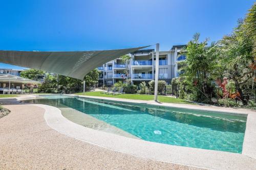 una piscina frente a un edificio de apartamentos en Pavillions 400, en Agnes Water
