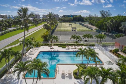 an overhead view of a pool with palm trees at Marriott Hutchinson Island Beach Resort, Golf & Marina in Stuart