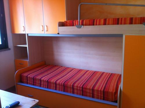 セストリエーレにあるTorre Dell'orologio Apartmentの二段ベッド2組が備わる客室です。
