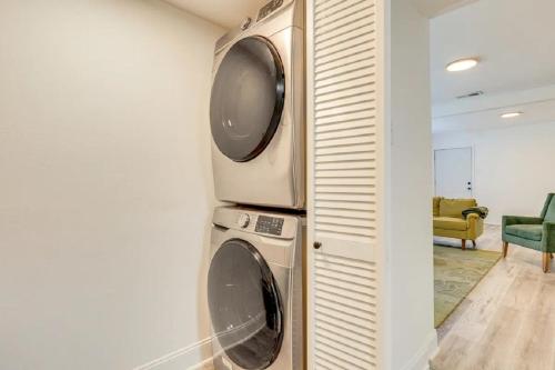 a laundry room with a washer and dryer at Mid-Town Cave for 6 Guests 3 Bedroom 1 Bath in Mobile