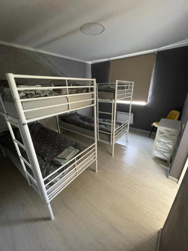 Кровать или кровати в номере Draugu māja