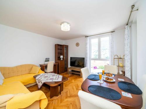 Apartment Klaudia - Two Bedroom Apartment with Balcony