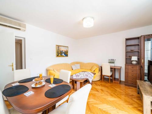 Apartment Klaudia - Two Bedroom Apartment with Balcony
