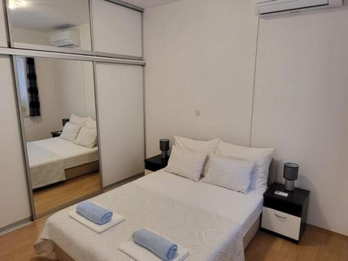 Apartment Dora - Studio Apartment with Terrace