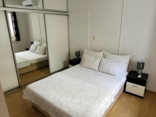 Apartment Dora - Studio Apartment with Terrace