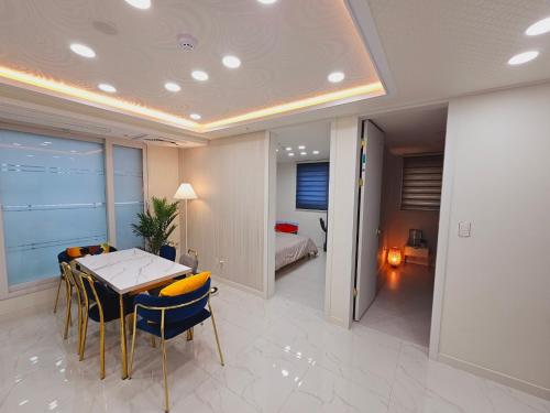 Fotografie z fotogalerie ubytování Seoul Hwaogok large three bedroom - 10mins to Gimpo Airport v Soulu
