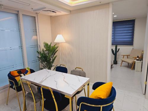 Posezení v ubytování Seoul Hwaogok large three bedroom - 10mins to Gimpo Airport