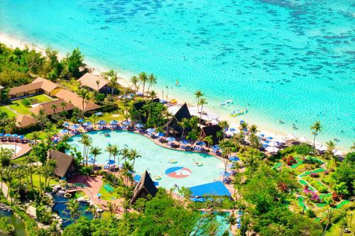 una vista aerea di un resort con piscina e spiaggia di Pacific Islands Club Guam a Tumon