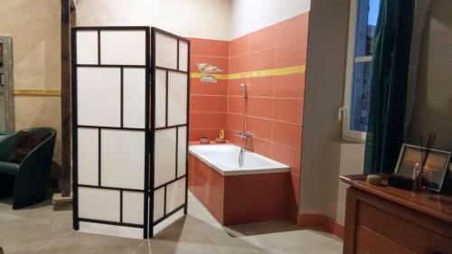 a bathroom with a sink and a bath tub at La Coquille in Pouillon