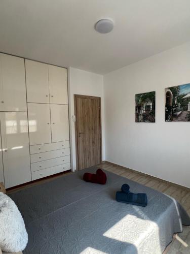 Ένα ή περισσότερα κρεβάτια σε δωμάτιο στο Bakopoulos resort Ένα όμορφο διαμέρισμα με βεράντα