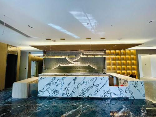 a kitchen with a marble counter top in a room at 西安隐逸雅致酒店The Elegant Hotel- 南二环店South 2ndRing Road in Xi'an