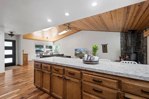 Cucina o angolo cottura di Peaceful Creekside Buddha Retreat