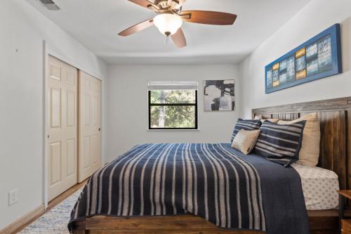 una camera con letto e ventilatore a soffitto di Peaceful Creekside Buddha Retreat a Groveland