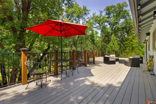 Balcone o terrazza di Peaceful Creekside Buddha Retreat