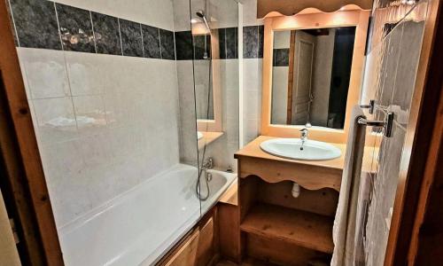 une salle de bain avec une baignoire, un lavabo et une douche dans l'établissement Résidence Les Valerianes - Appartement 6 personnes place centrale les orres 1800 MAE-4601, aux Orres