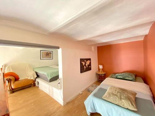 une chambre avec deux lits dans une pièce dans l'établissement Appart Vintage & son Billard, 300m de la Gare !, à Nîmes