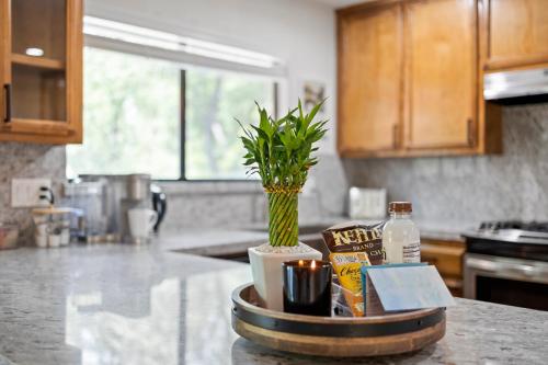 Cucina o angolo cottura di Peaceful Creekside Buddha Retreat