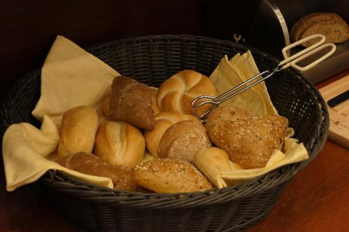 een mand vol brood en gebak op een tafel bij Hotel Schumacher Düsseldorf in Düsseldorf
