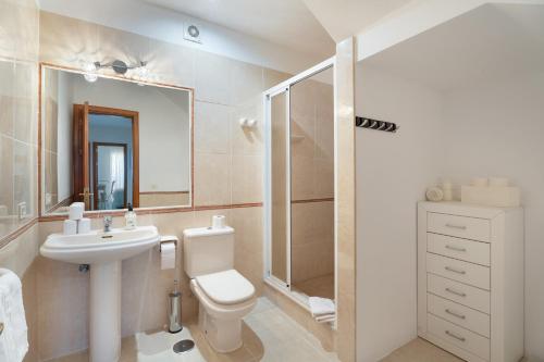 une salle de bain avec toilettes, lavabo et douche dans l'établissement Casa Puesta del sol, à Acantilado de los Gigantes