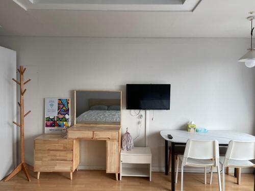 una camera con tavolo e letto e tavolo e sedie di Hongdae Residence 3 - 1min from Hongik Uni station Exit #1 a Seul
