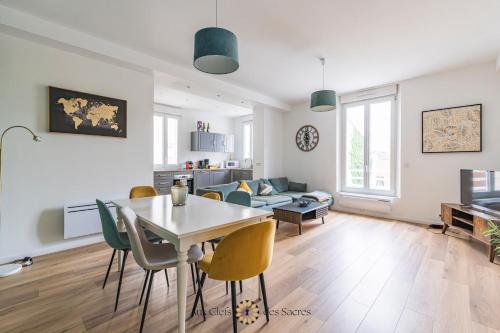une cuisine et un salon avec une table et des chaises dans l'établissement Ponsardin #55 spacieux appartement 3 ch 6 couchages, à Reims