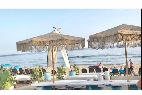 MARBELLA BEACHFRONT- Apartamento junto a la playa y con impresionantes vistas al mar