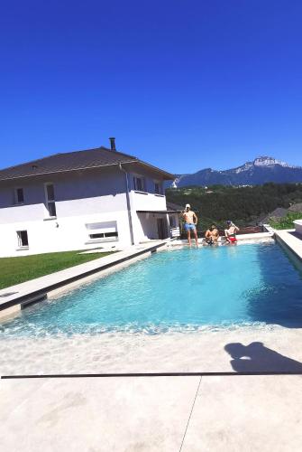 - 2 personnes dans une piscine dans une maison dans l'établissement Maison entre lac et montagne, à Charvonnex