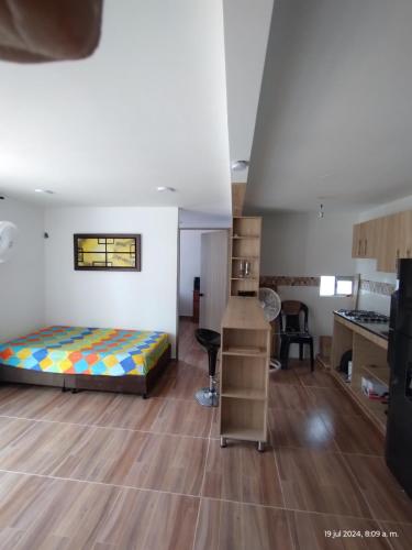 une chambre avec un lit et un bureau dans une pièce dans l'établissement superapartamento GIRADOT-RICAURTE, à San Rafael