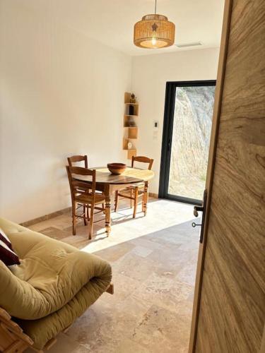 une pièce avec une table et des chaises et une salle à manger dans l'établissement Domaine RABOLY - Beaumes de Venise, à Beaumes-de-Venise
