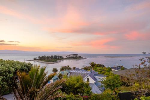 une île dans l'eau au coucher du soleil dans l'établissement Abel Abode -Te Whare Rangi, à Nelson