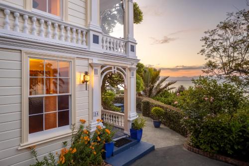 Cette maison offre une vue sur l'océan. dans l'établissement Abel Abode -Te Whare Rangi, à Nelson