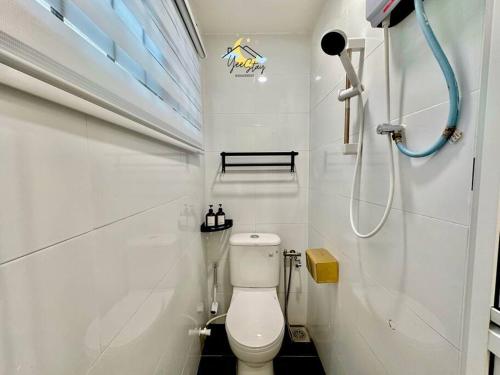 Ένα μπάνιο στο Kota10pax PoolTable Karaoke