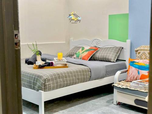 Ένα ή περισσότερα κρεβάτια σε δωμάτιο στο Kota10pax PoolTable Karaoke