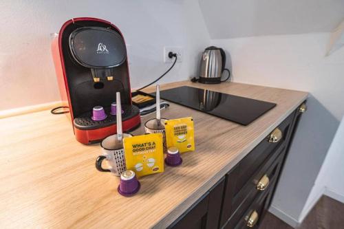 - un comptoir de cuisine avec un grille-pain dans l'établissement Family avec vue sur la Cathédrale de Reims, à Reims