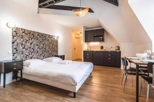 une chambre avec un lit et une table et une cuisine dans l'établissement Family avec vue sur la Cathédrale de Reims, à Reims