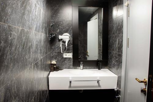 Ένα μπάνιο στο Shelter Inn Hotel & Spa