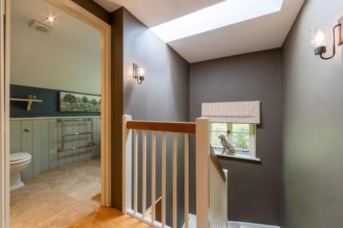 Butterfly Cottage في Wheddon Cross: حمام مع مرحاض و درج