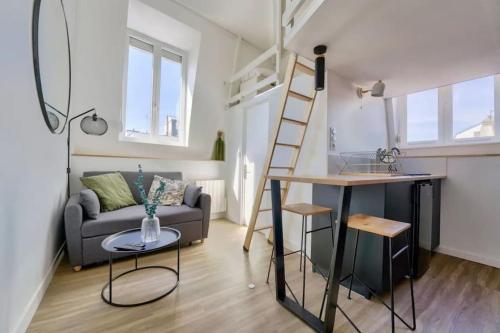 - un salon avec un canapé et une mezzanine dans l'établissement Studio avec mezzanine pour 2 personnes, à Lille